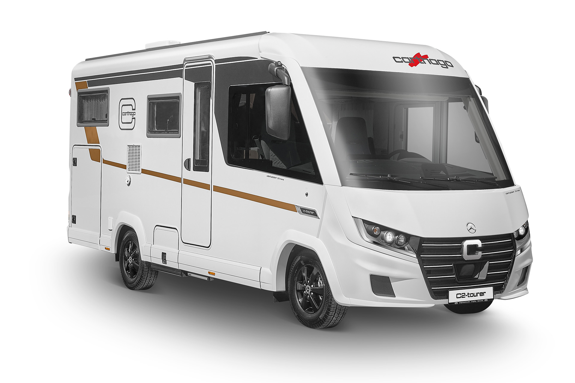 Carthago C2-tourer, vollintegriertes Wohnmobil in Weiß, Schrägansicht von vorne
