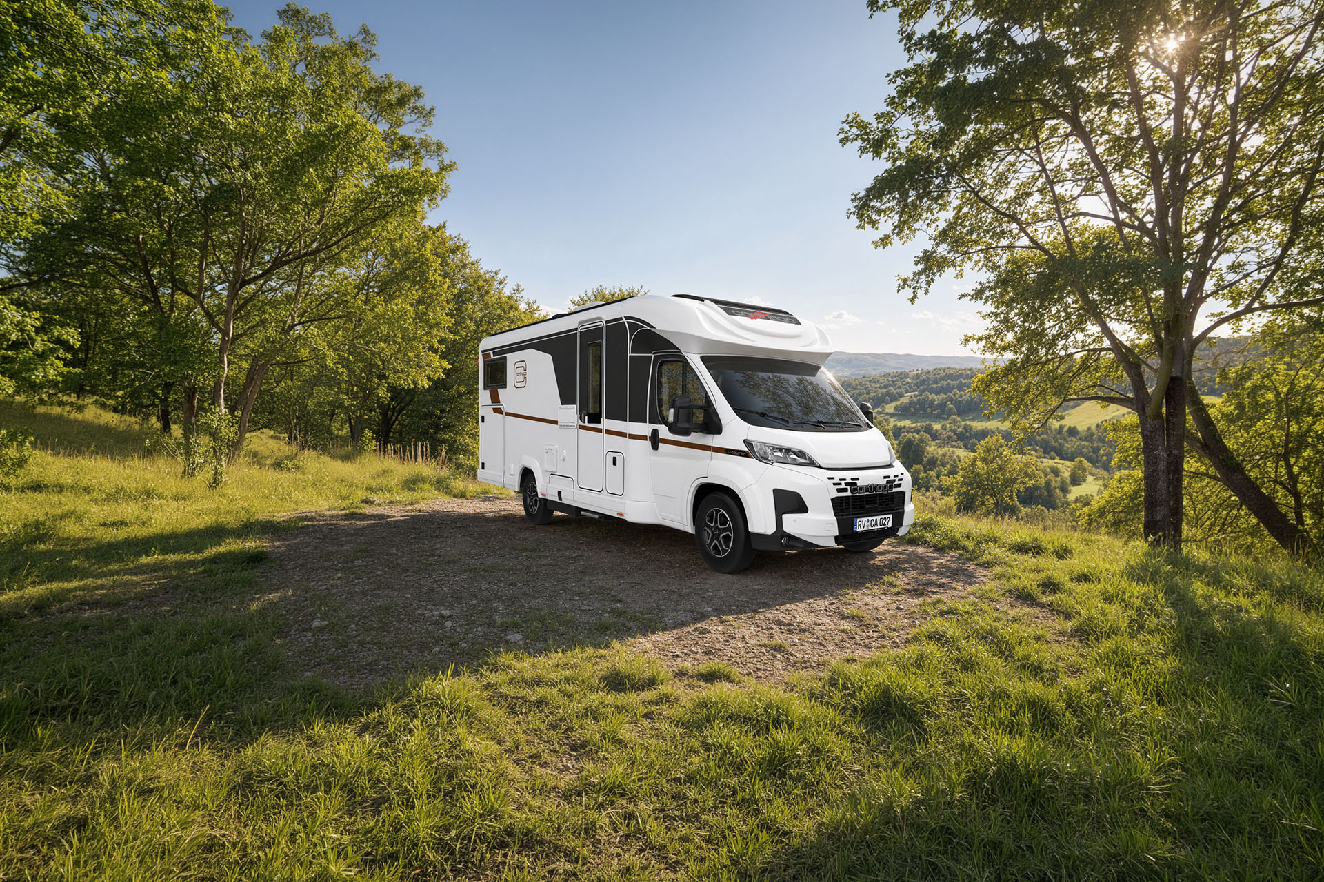 Carthago C1-tourer T, teilintegriertes Wohnmobil auf einer Wiese unter Bäumen