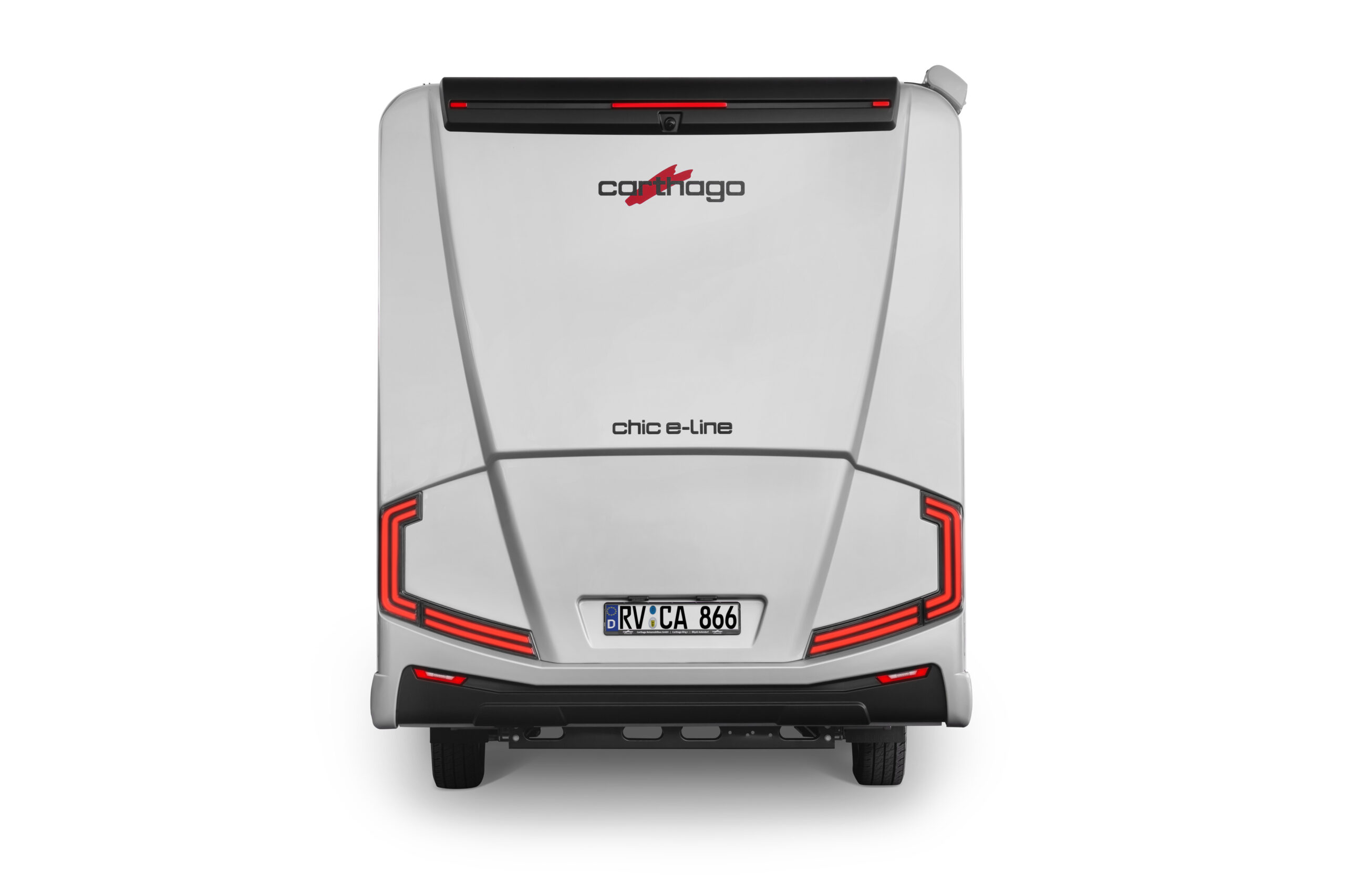Heckansicht eines Carthago e-line Wohnmobils mit den neuen durchgehenden roten LED-Rückleuchten