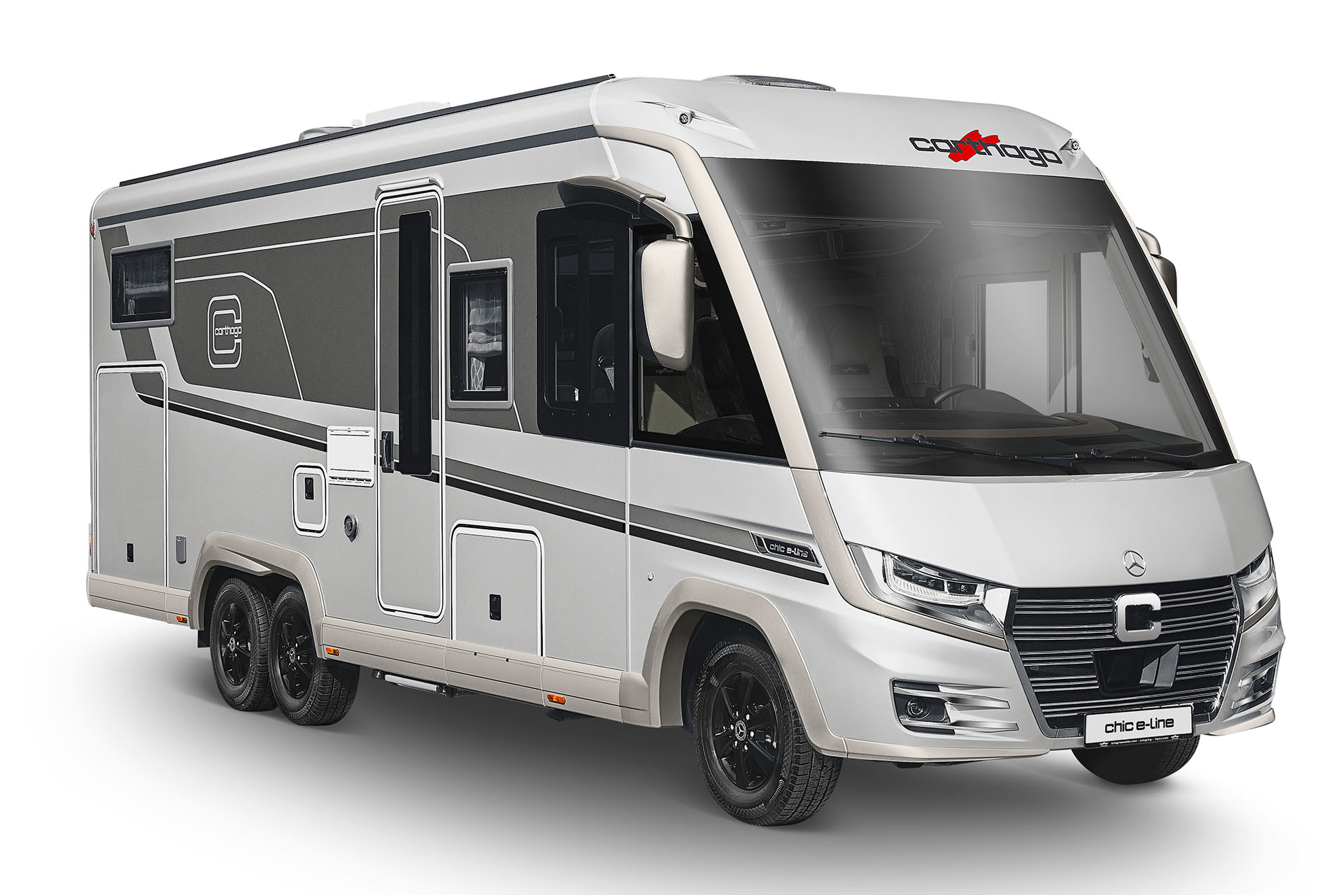 Carthago chic e-line, vollintegriertes Wohnmobil in Silber, Schrägansicht von vorne