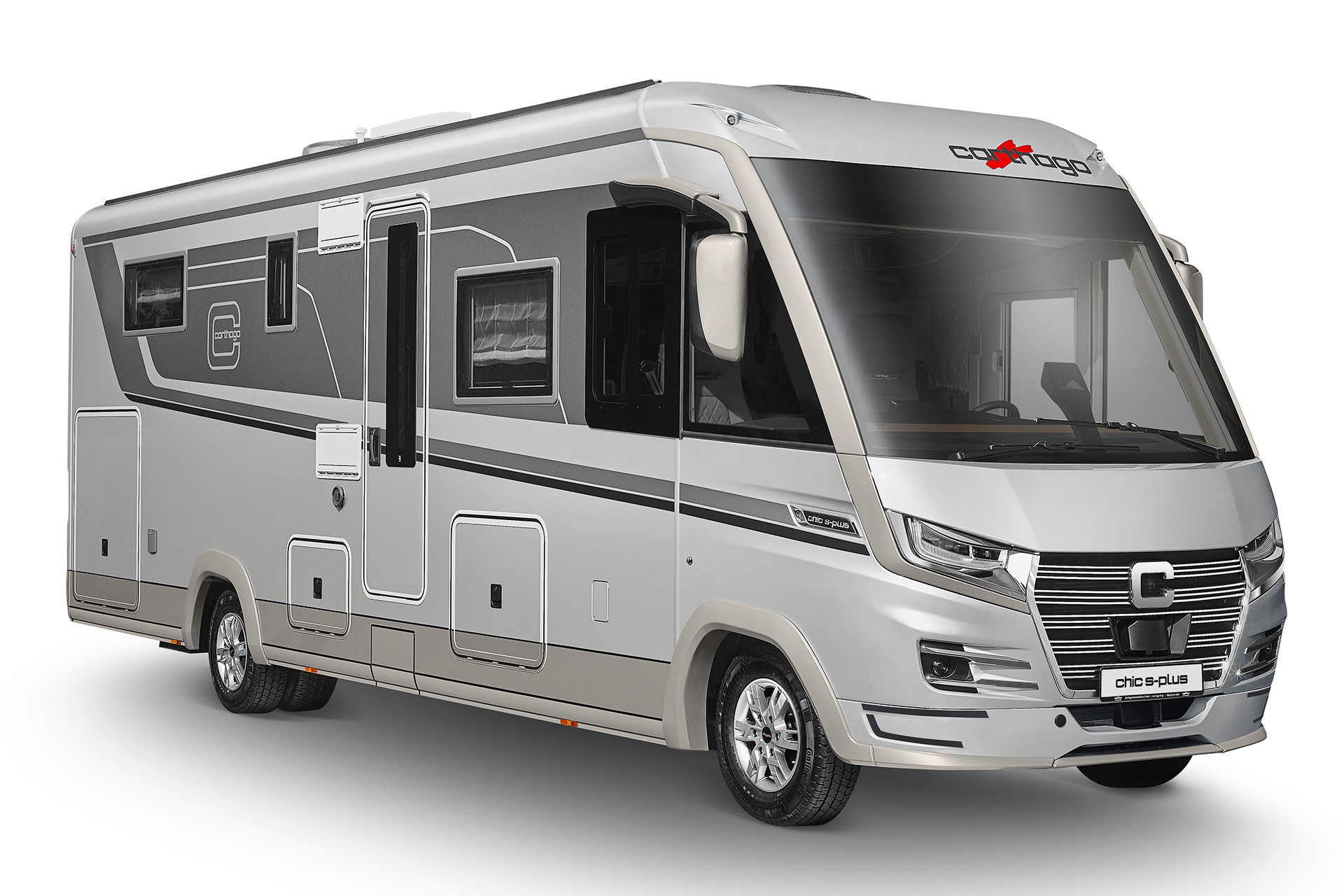 Carthago chic s-plus, vollintegriertes Wohnmobil in Silber, Schrägansicht von vorne